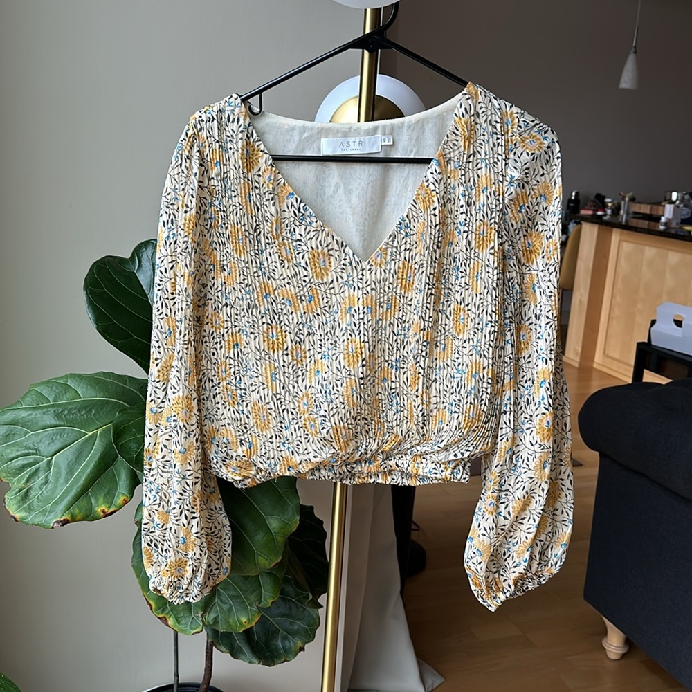 ASTR pleated floral blouse sz XS